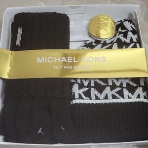 Michael Kors Black N White Knit Hat Gloves Set